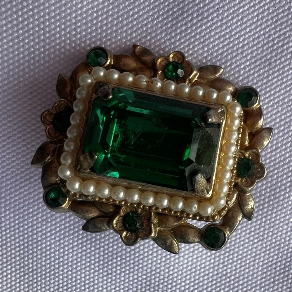 50s Signed CORO Goldtone emerald Green stone Rhinestones Faux Pearls Brooch